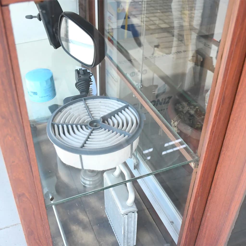 Repuesto en la vitrina del local de Repuestos Automotrices JFNN en Melipilla