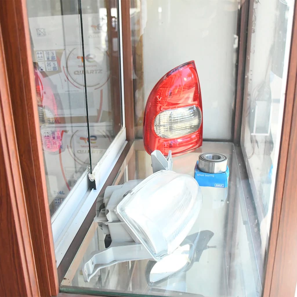 Repuesto en la vitrina del local de Repuestos Automotrices JFNN en Melipilla
