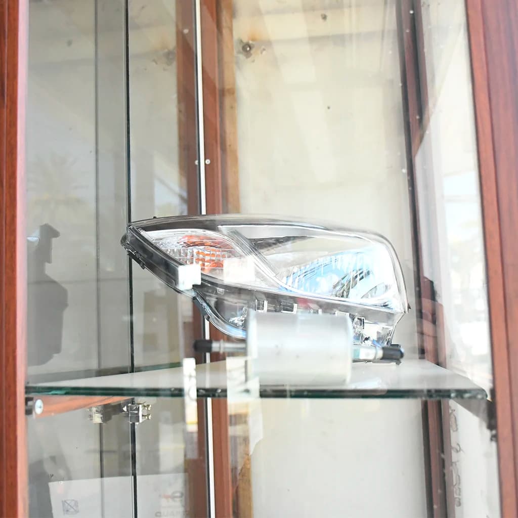 Repuesto en la vitrina del local de Repuestos Automotrices JFNN en Melipilla