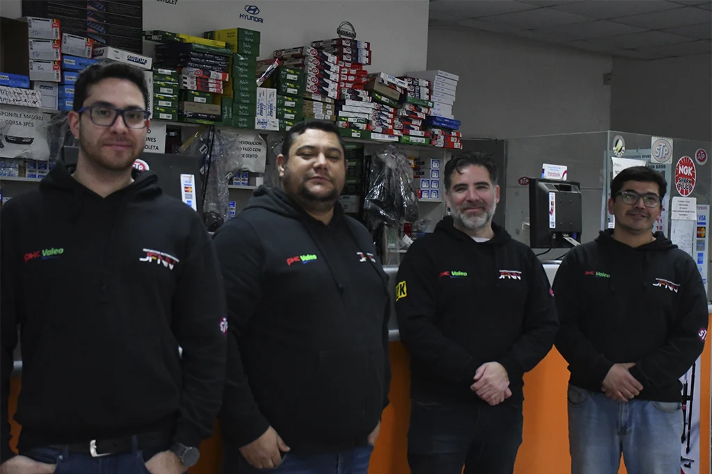 Equipo de Repuestos Automotrices JFNN Melipilla: Sergio Plaza, Fernando Sanmartin y Blake Reyes ofreciendo asesoría experta en repuestos para autos